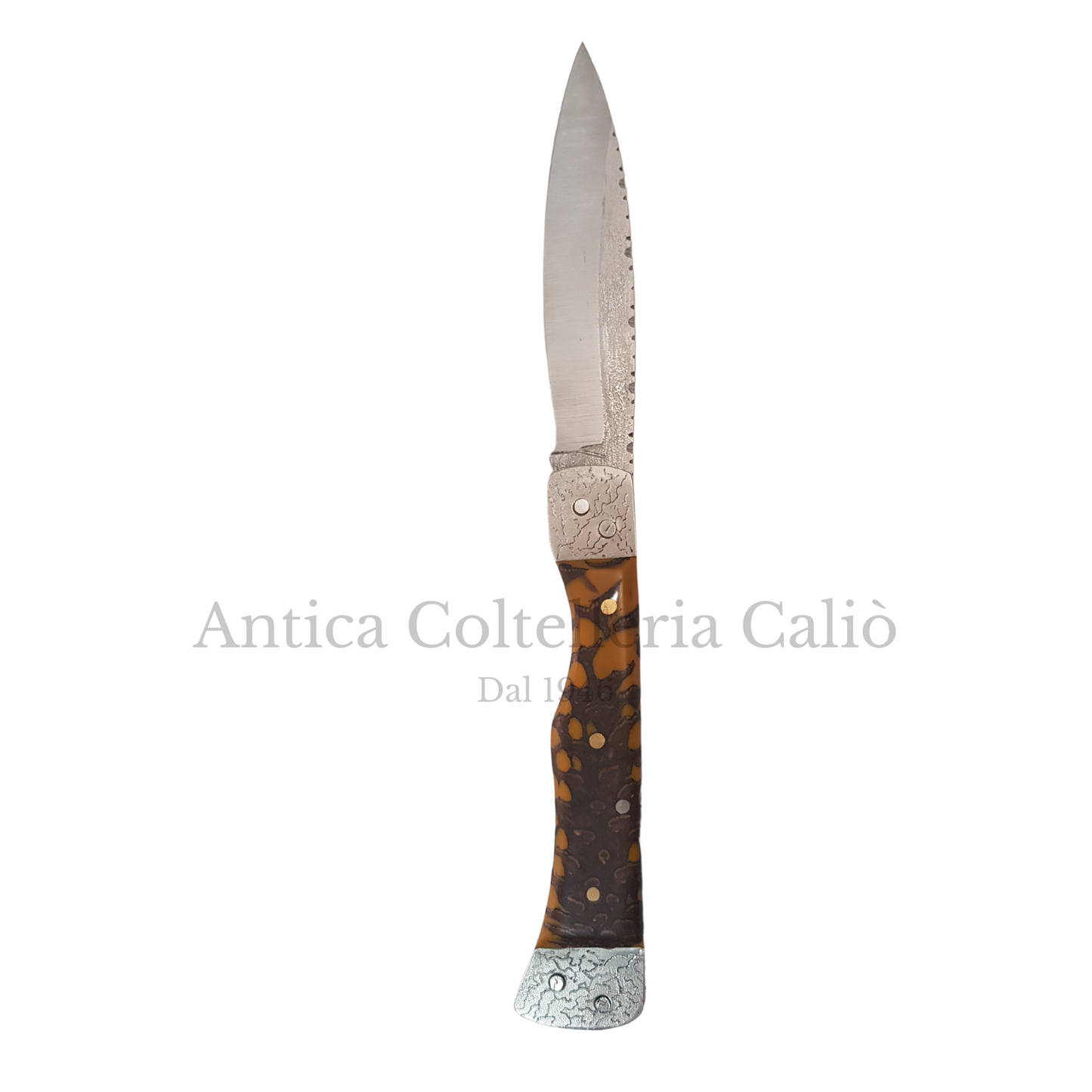 Coltello a punta con manico in pigna e resina epossidica