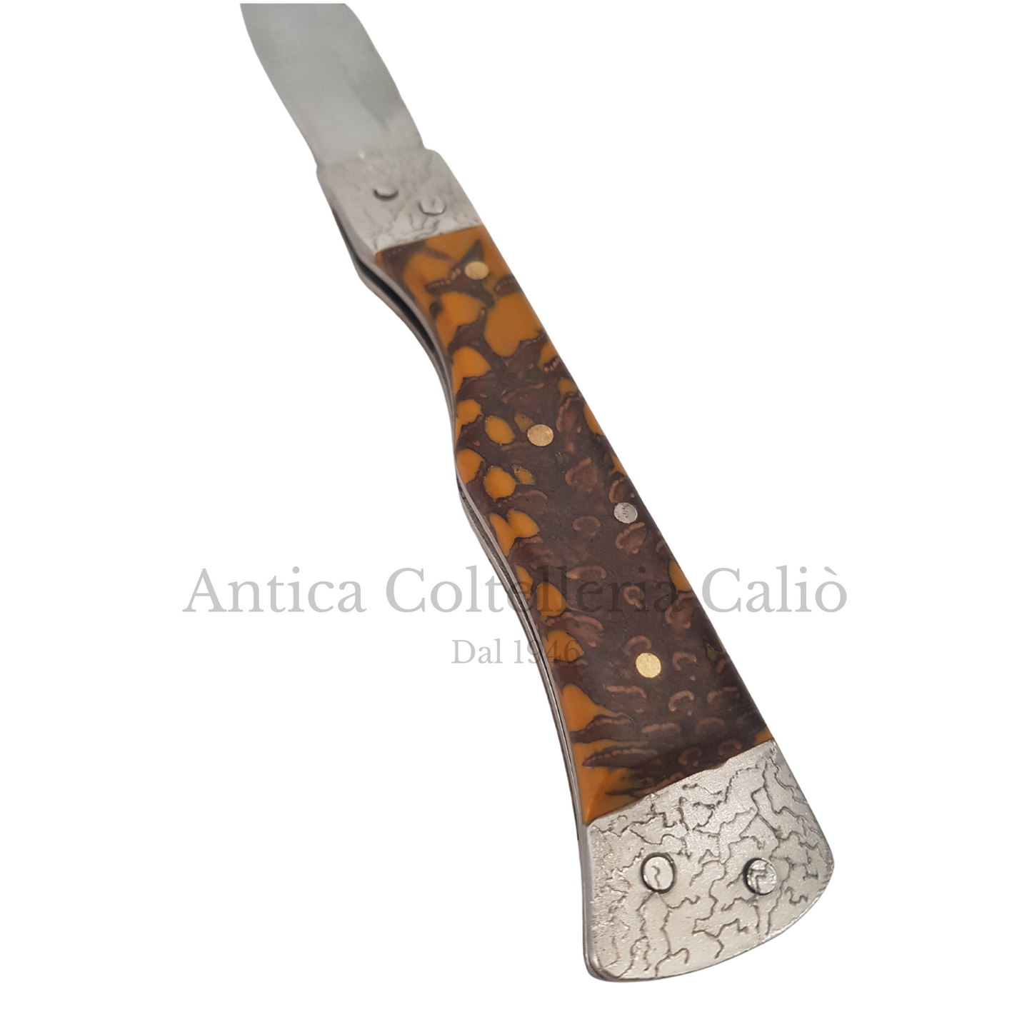 Coltello a punta con manico in pigna e resina epossidica